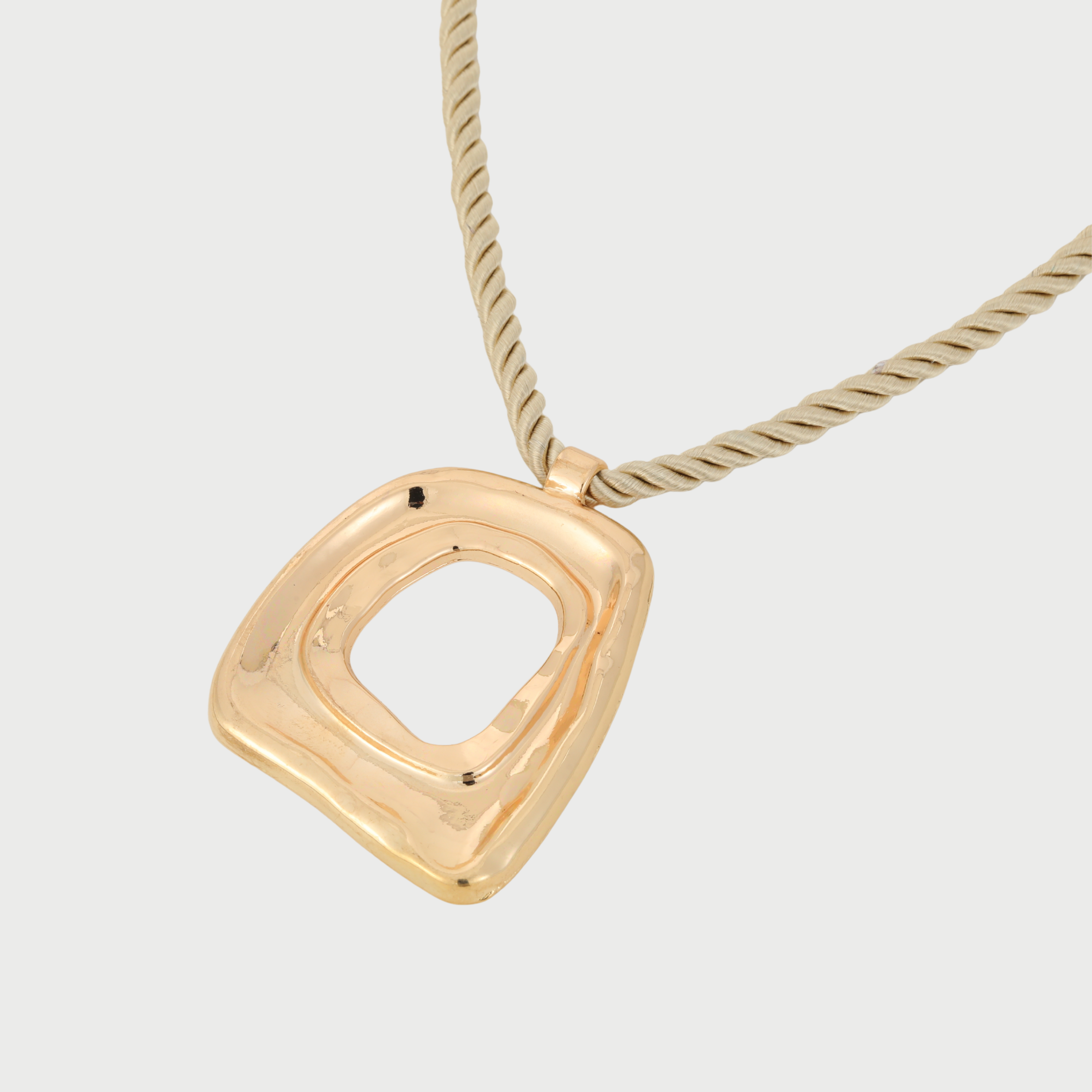 THE OVAL NECKLACE